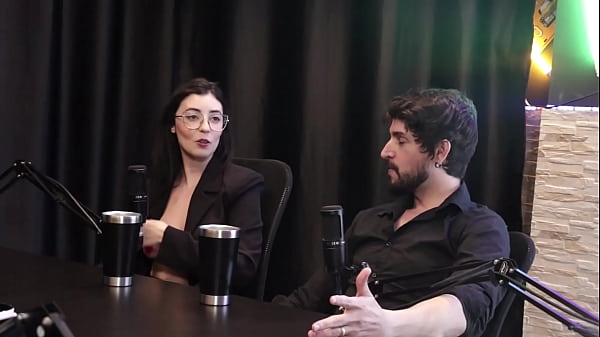 Gostosa se arrepende de ter perdido uma oportunidade de transar com os policiais, e tem vontade de fazer gang bang e dogging – Angel & Jhonny Wylker (SHEER/RED)